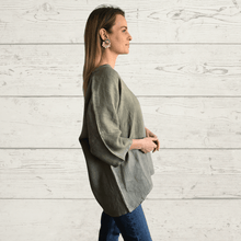 Cargar imagen en el visor de la galería, Blusa de Lino Italiano escote en V, color Verde Musgo
