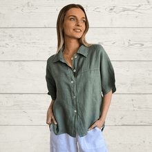 Cargar imagen en el visor de la galería, Blusa 100% Lino Italiano manga corta, color Verde Musgo
