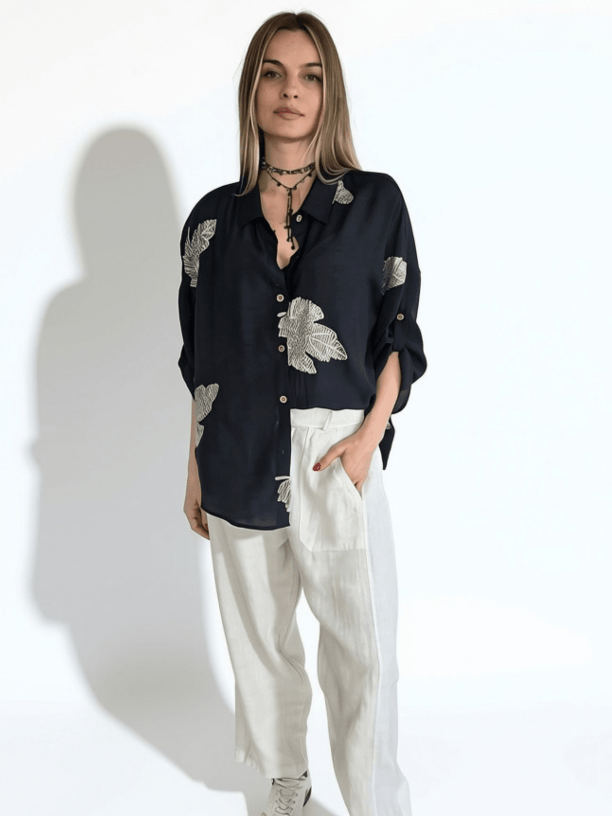 Blusa Bordado Hojas, color Negro