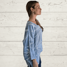 Cargar imagen en el visor de la galería, Blusa Italiana 100% Lino Estampadao, fondo Celeste
