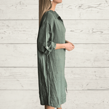 Cargar imagen en el visor de la galería, Vestido de lino Italiano, abotonado, color verde musgo
