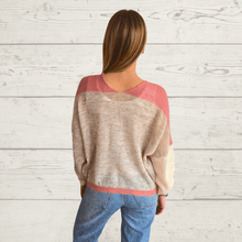 Cargar imagen en el visor de la galería, Sweater tres colores, fondo Coral
