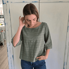 Cargar imagen en el visor de la galería, Blusa Italiana con botones en la espalda, color Verde Musgo
