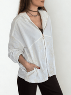 Chaqueta Bordada con Gorro, color Blanco