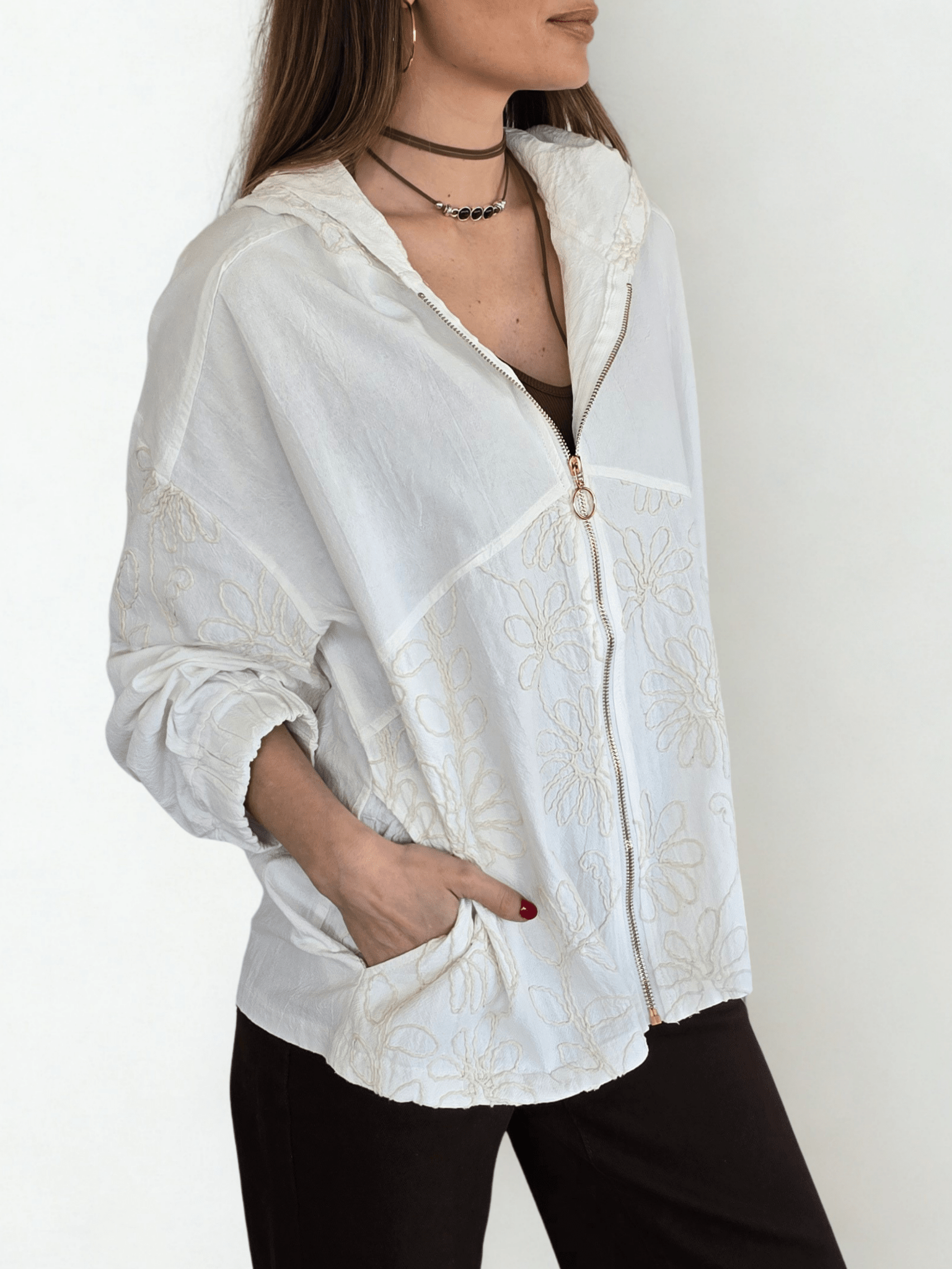 Chaqueta Bordada con Gorro, color Blanco