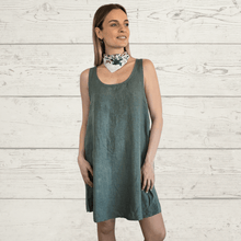 Cargar imagen en el visor de la galería, Vestido de Lino Italiano sin mangas, color Verde Musgo
