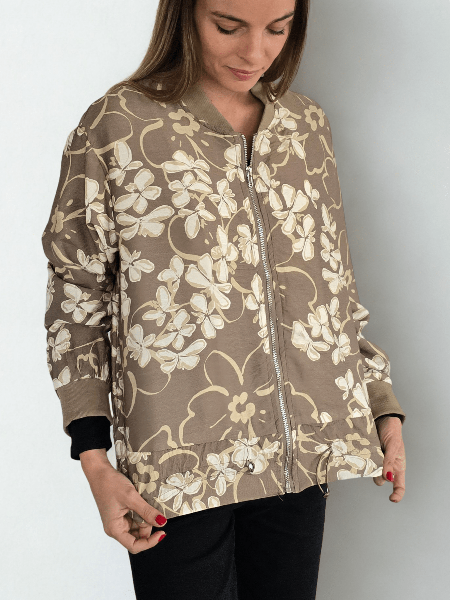 Chaqueta Bomber estampada, fondo Chocolate