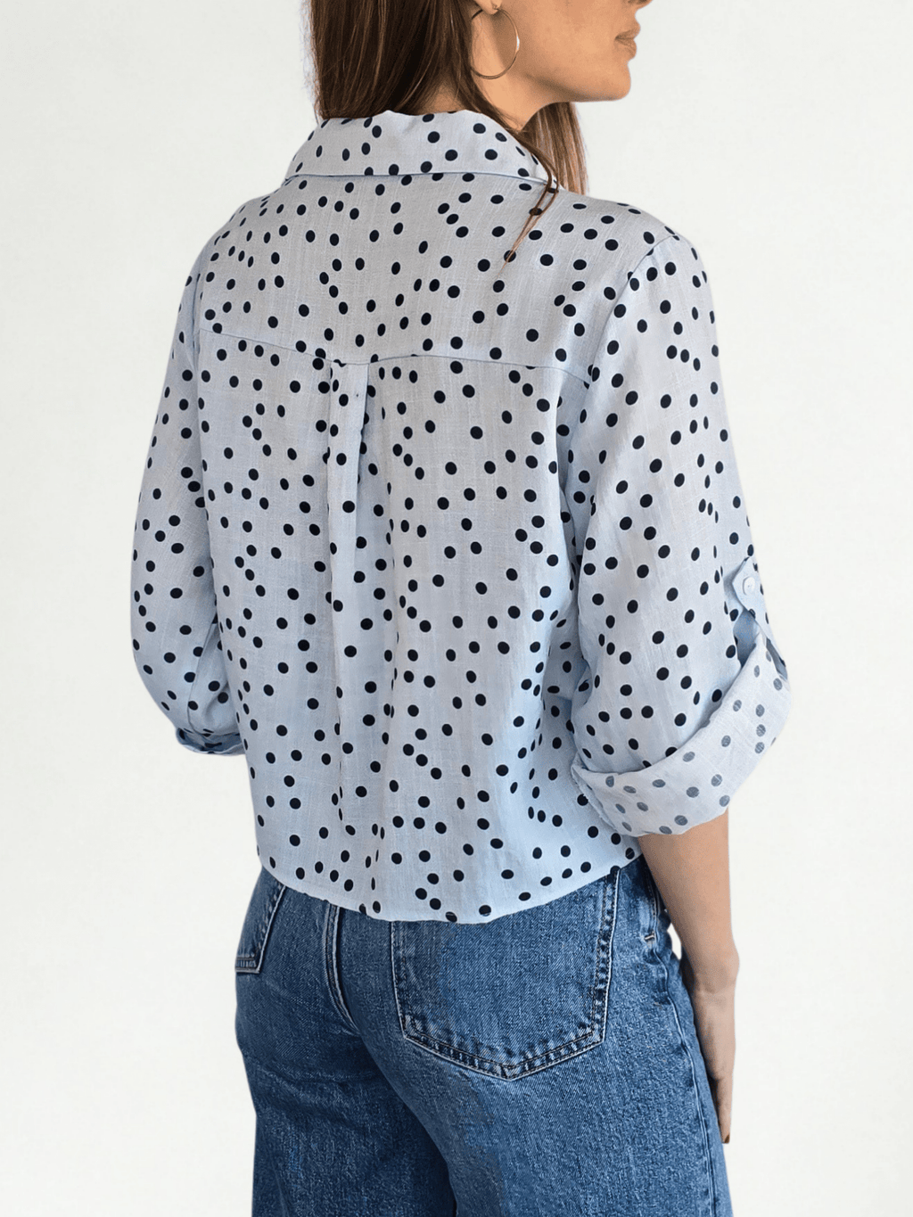 Blusa Lunares escote en V, fondo Celeste con Azul