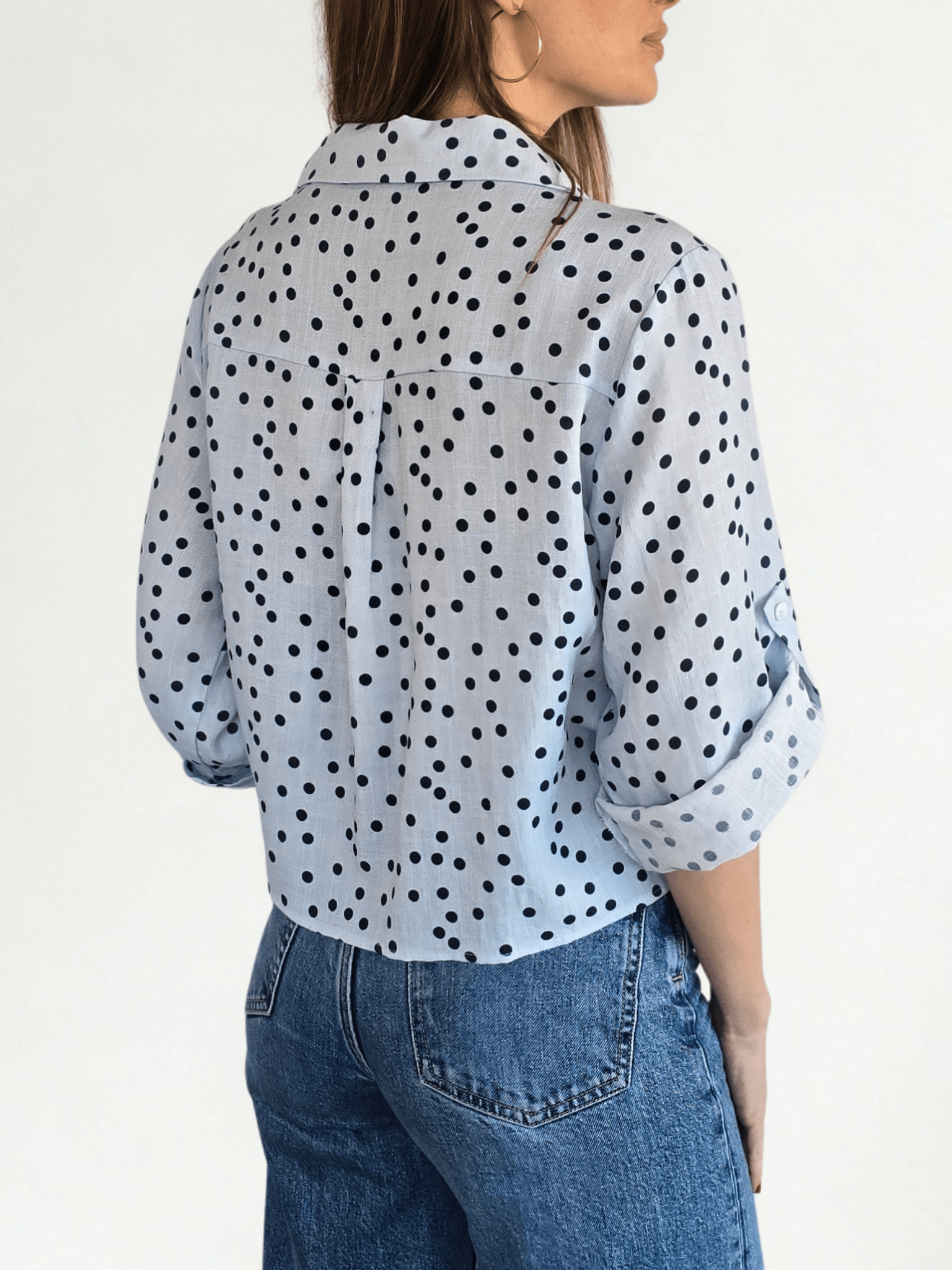 Blusa Lunares escote en V, fondo Celeste con Azul