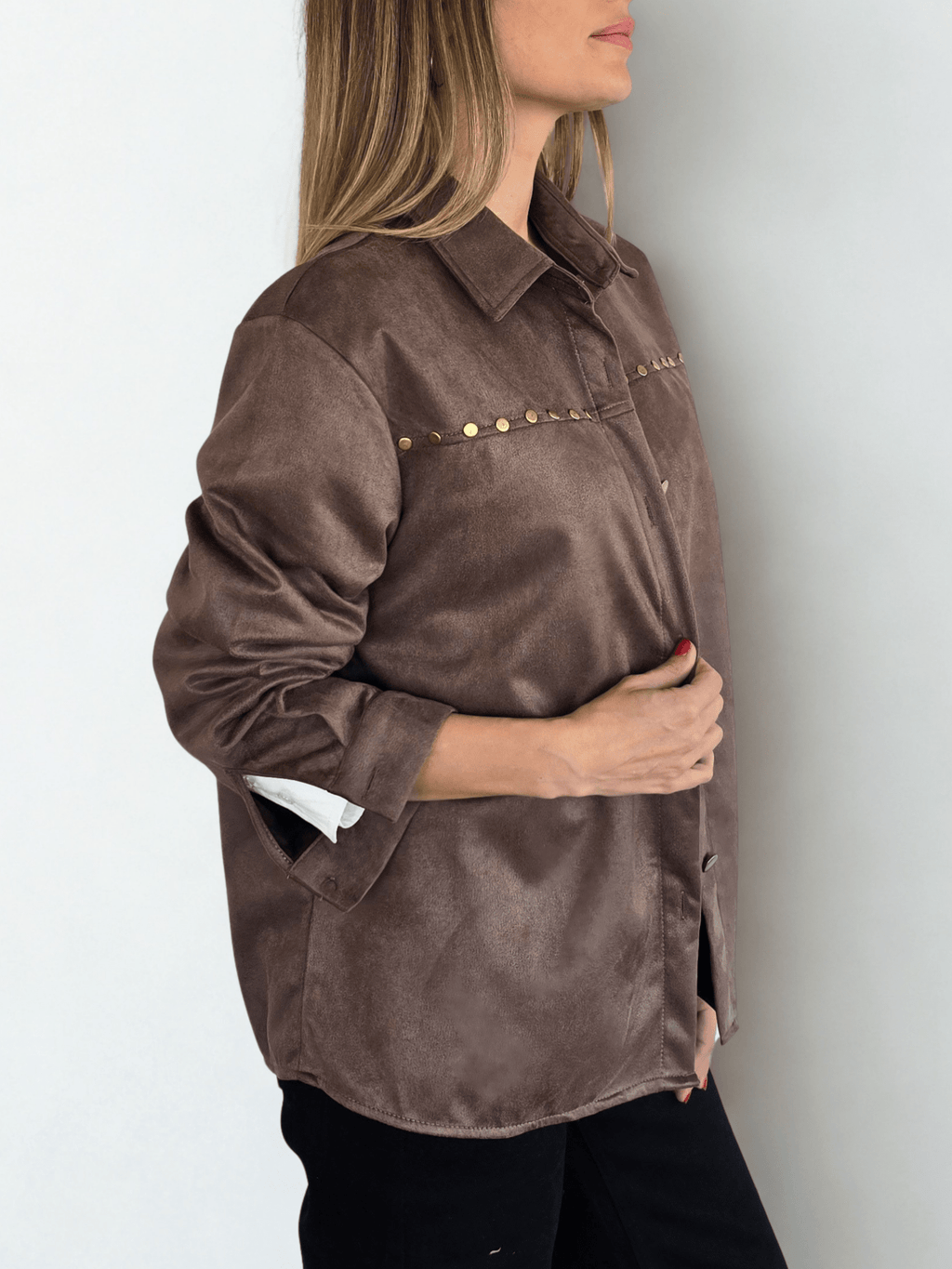Chaqueta Tachas, color Chocolate