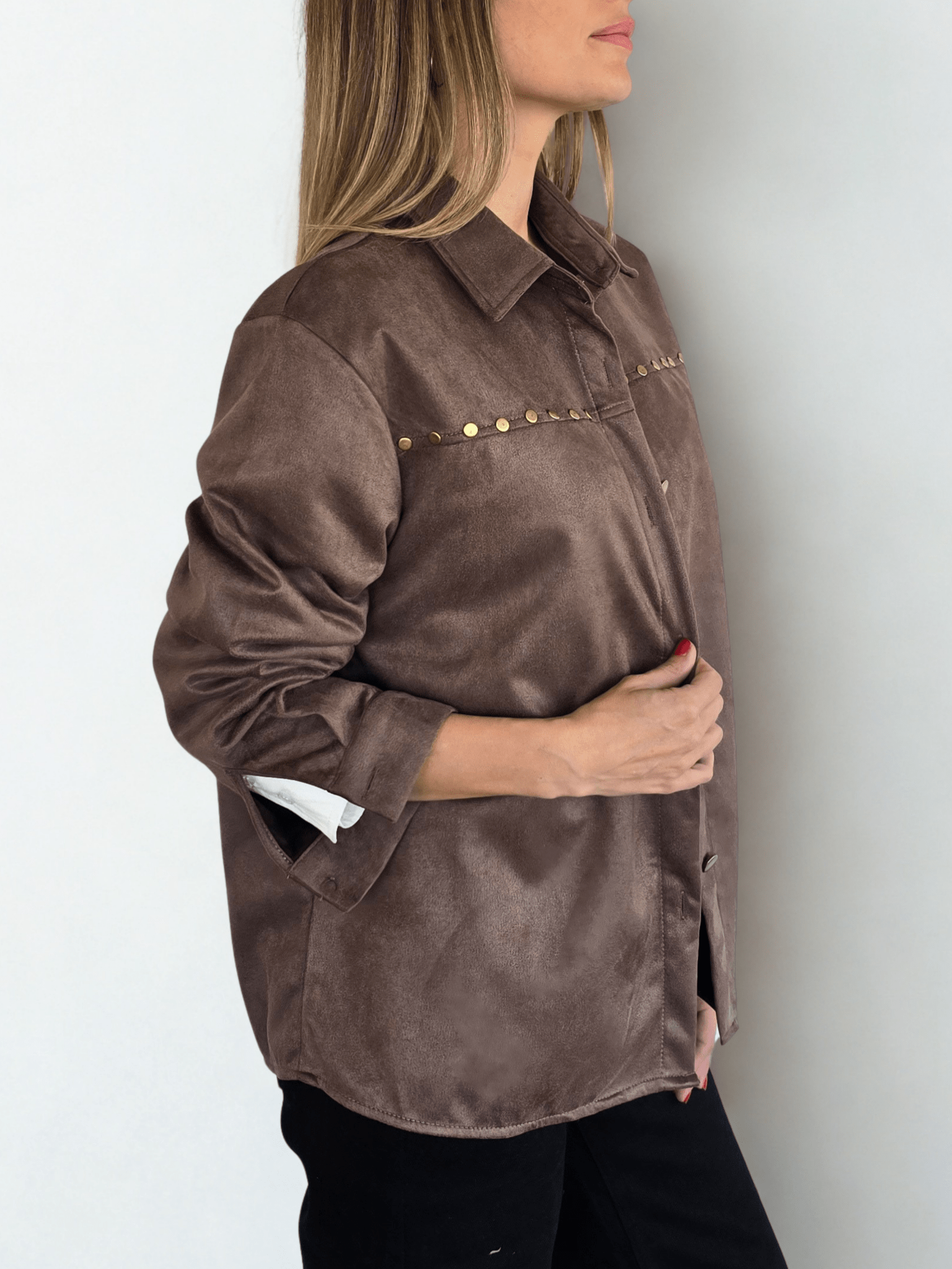 Chaqueta Tachas, color Chocolate