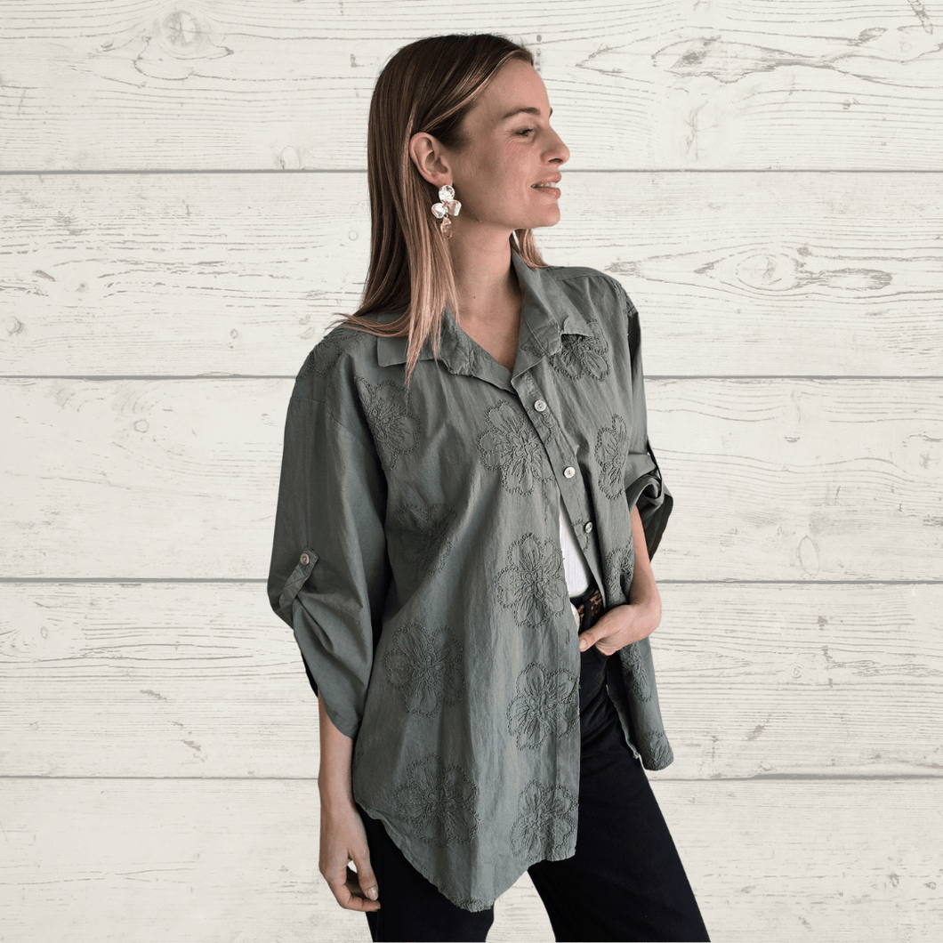 Blusa Italiana bordada con flores, color Verde Musgo
