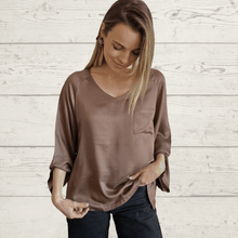 Cargar imagen en el visor de la galería, Blusa ancha escote en V, color Chocolate
