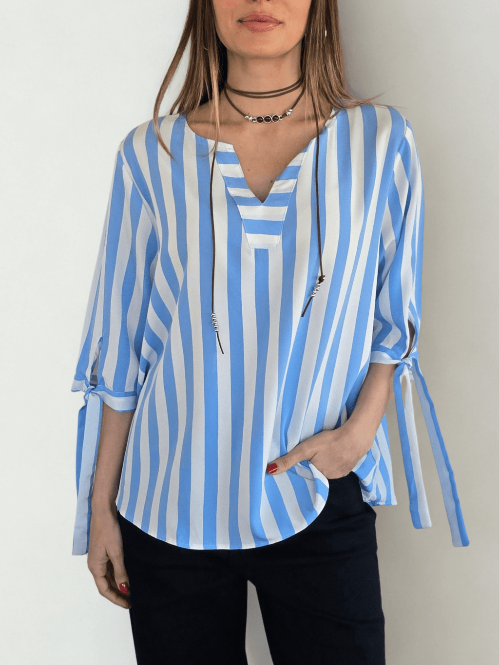 Blusa Rayada escote en V, color Celeste con Blanco