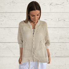 Cargar imagen en el visor de la galería, Chaqueta Bomber Italiana crochet, color Beige
