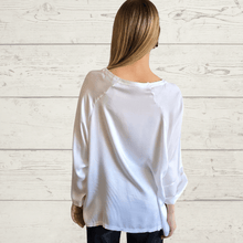 Cargar imagen en el visor de la galería, Blusa ancha escote en V, color Blanco
