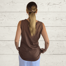 Cargar imagen en el visor de la galería, Blusa Italiana sin mangas desflecada, color Chocolate
