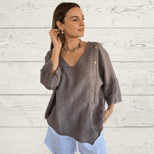 Cargar imagen en el visor de la galería, Blusa Italiana Positano 100% Lino, color Chocolate
