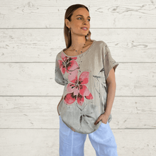 Cargar imagen en el visor de la galería, Blusa Italiana Estampada, fondo Beige
