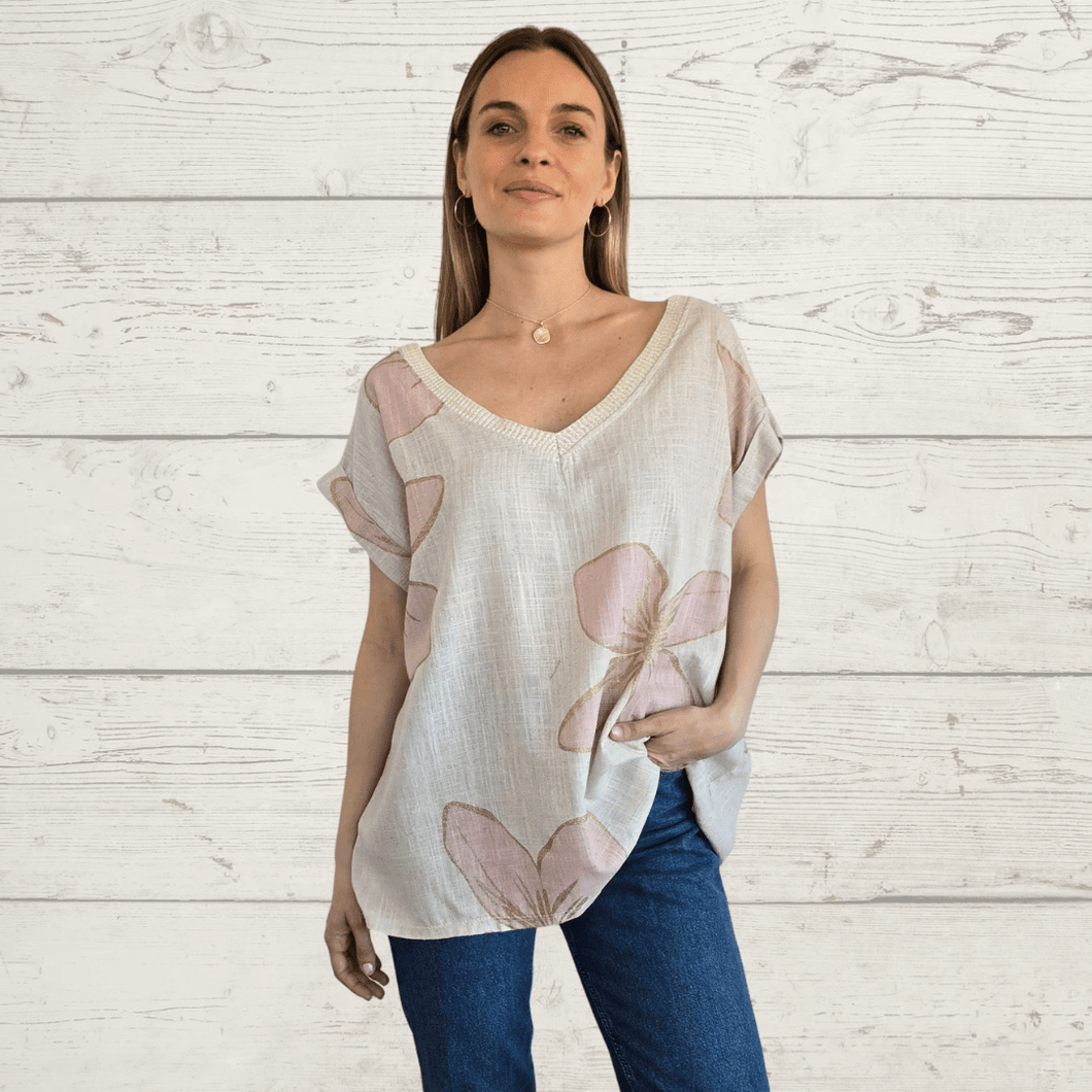 Blusa Italiana Estampada escote en V, fondo Beige con Rosado