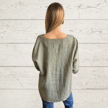 Cargar imagen en el visor de la galería, Blusa de Lino Italiano escote en V, color Verde Musgo
