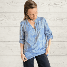 Cargar imagen en el visor de la galería, Blusa Italiana estampado flores, fondo Cleste

