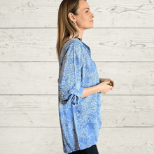 Cargar imagen en el visor de la galería, Blusa Italiana estampado flores, fondo Cleste
