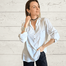 Cargar imagen en el visor de la galería, Blusa Italiana estampada flores, fondo Blanco con Blanco
