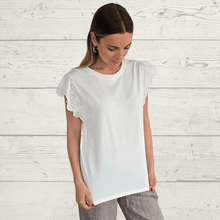 Cargar imagen en el visor de la galería, Polera con manga bordada, color Blanco
