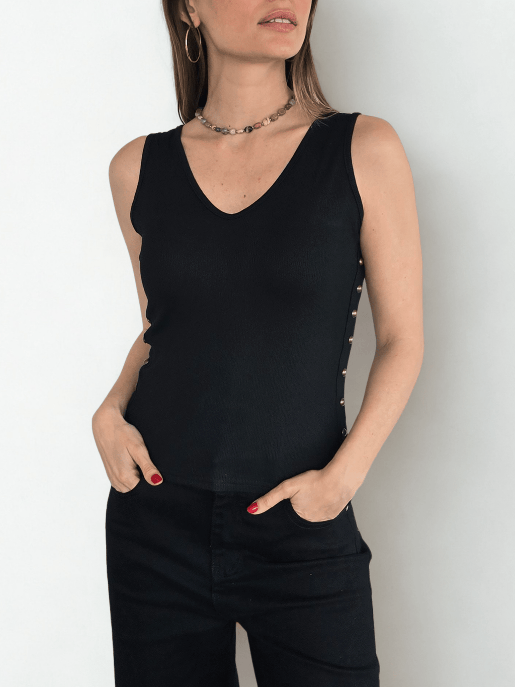 Polera escote en V sin Mangas, color Negro