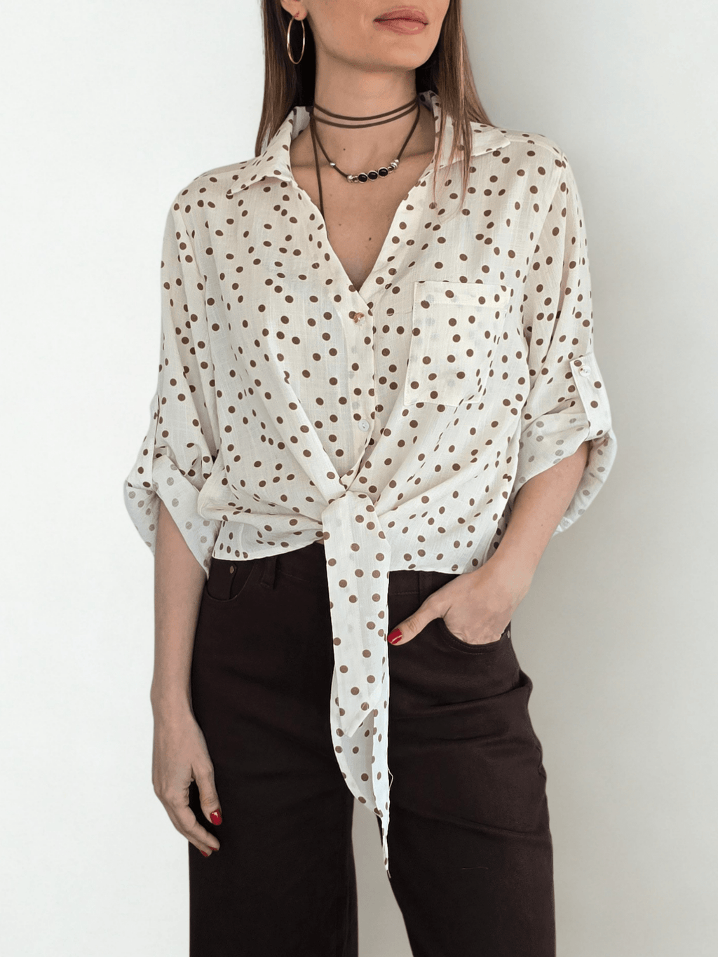 Blusa Lunares escote en V, fondo Beige con Camel