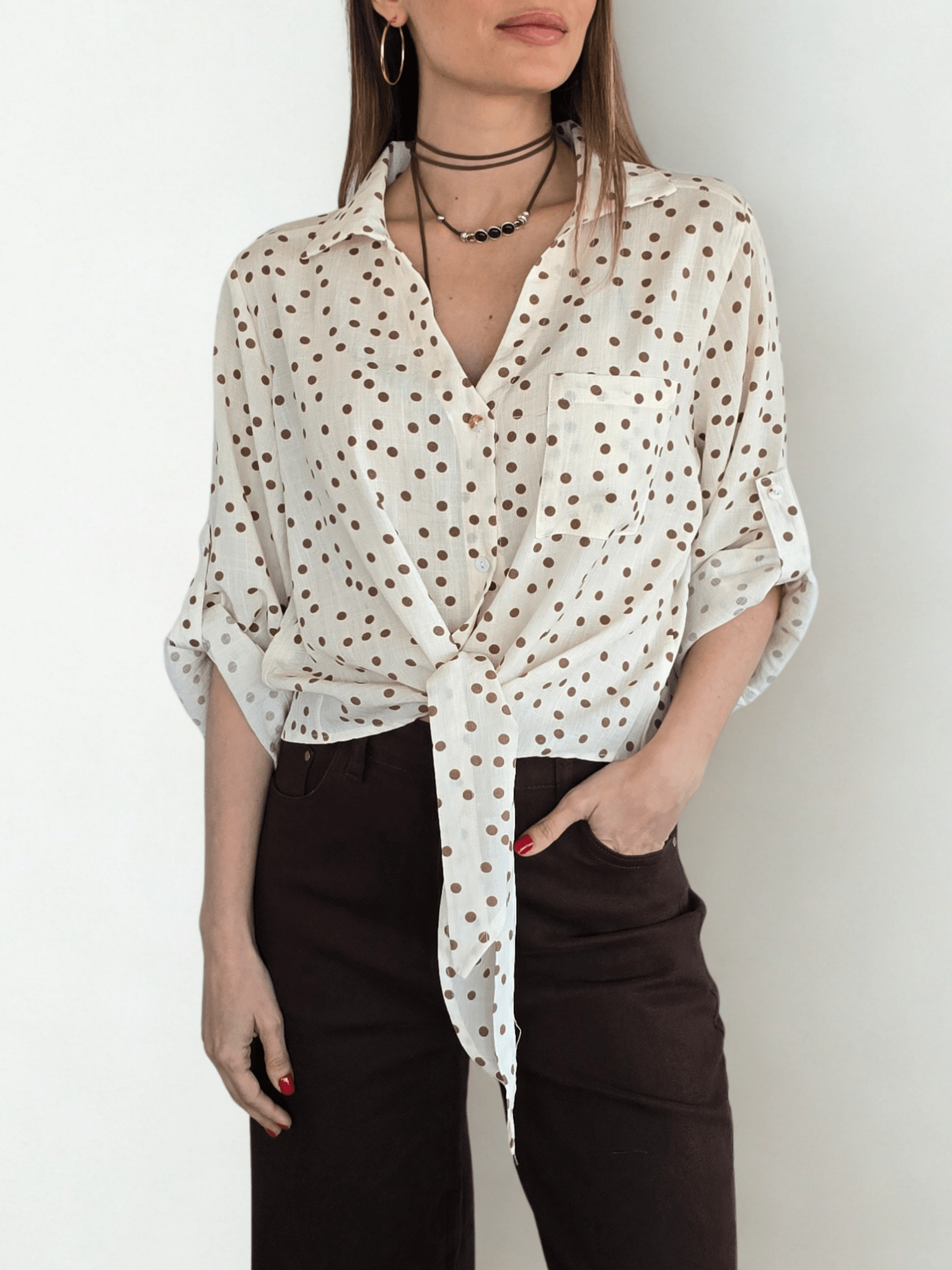 Blusa Lunares escote en V, fondo Beige con Camel