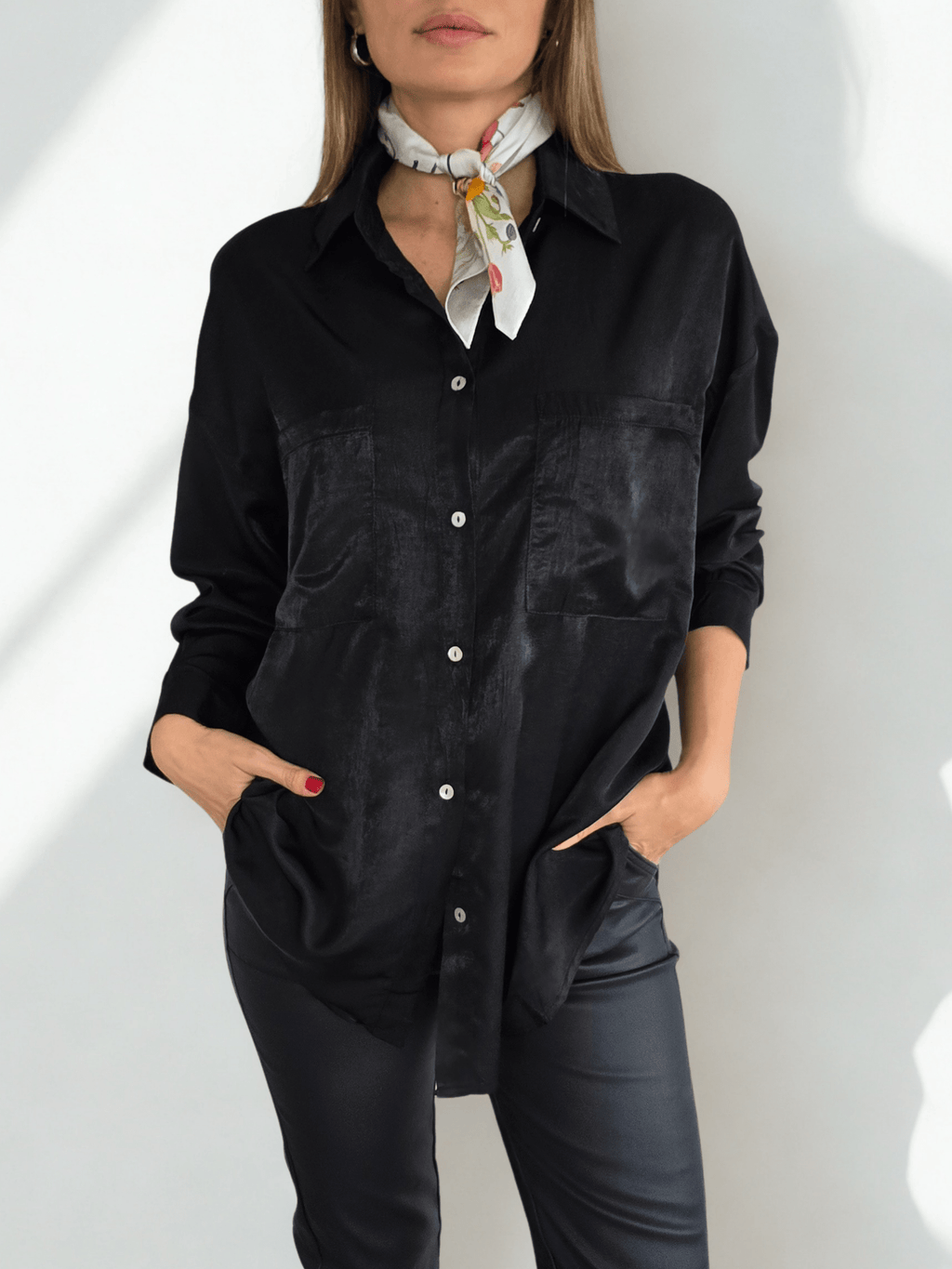 Blusa Dos Bolsillos, color Negro
