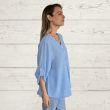 Cargar imagen en el visor de la galería, Blusa con botones en el escote, color Celeste

