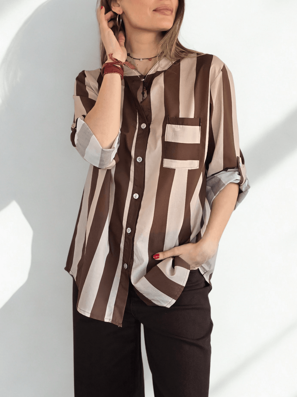 Blusa Italiana Rayada un Bolsillo, color Chocolate con Beige