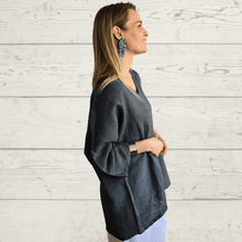 Cargar imagen en el visor de la galería, Blusa de Lino Italiano escote en V, color Gris
