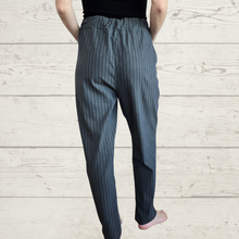 Cargar imagen en el visor de la galería, Pantalón Jogger Italiano Rayado, fondo Verde con Negro
