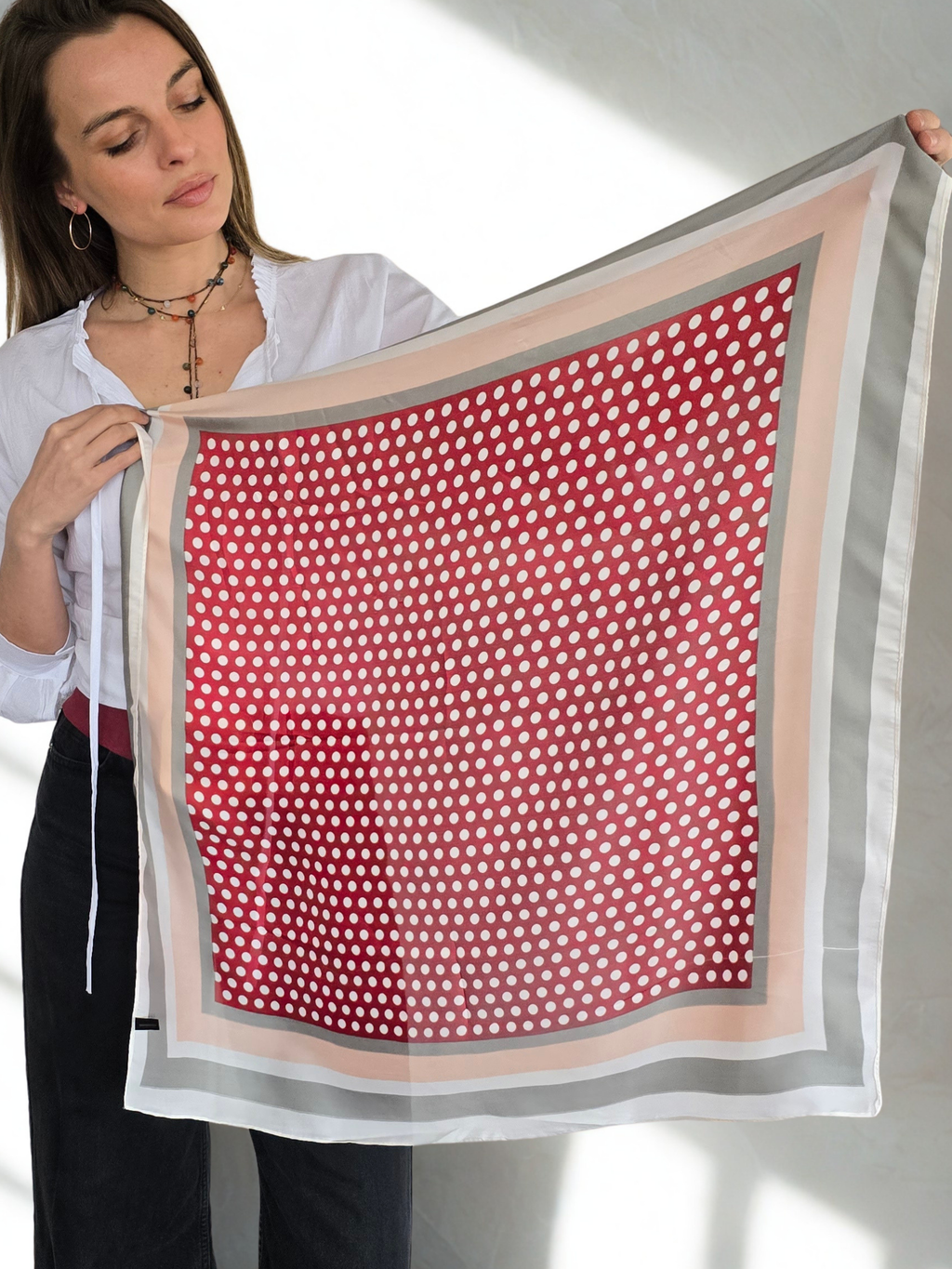 Pañuelo Estampado, con Lunares Guinda