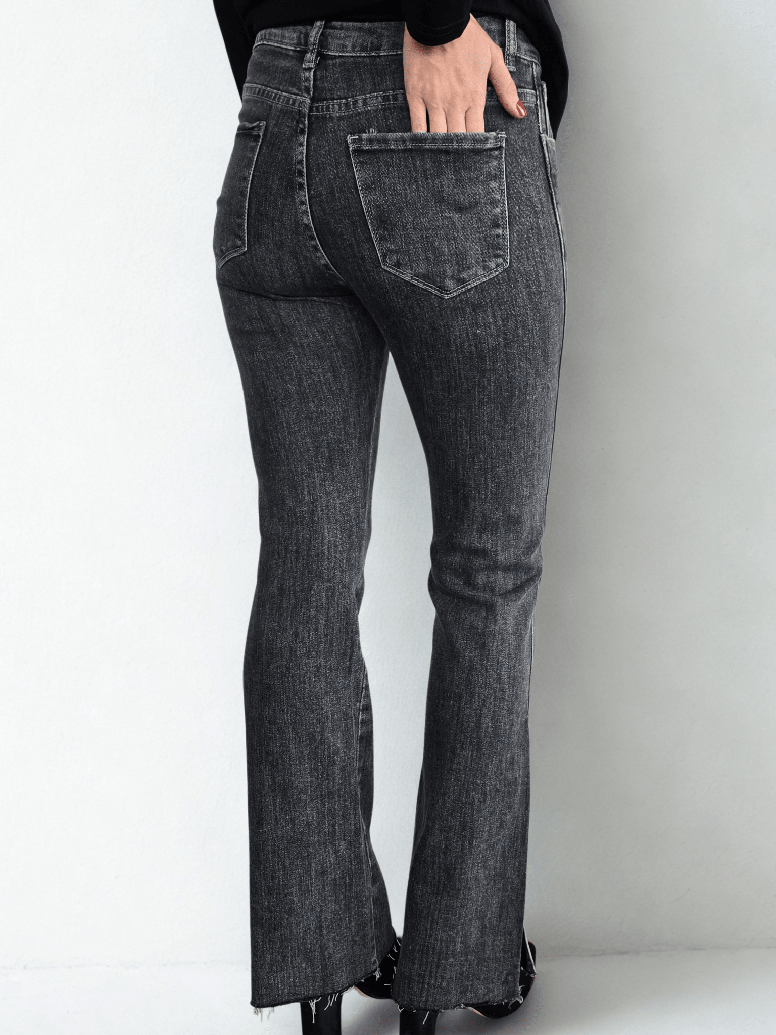 Pantalon Jeans con botones dorados, color negro jeans