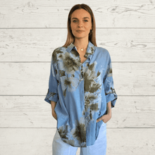 Cargar imagen en el visor de la galería, Blusa Estampada, fondo Celeste
