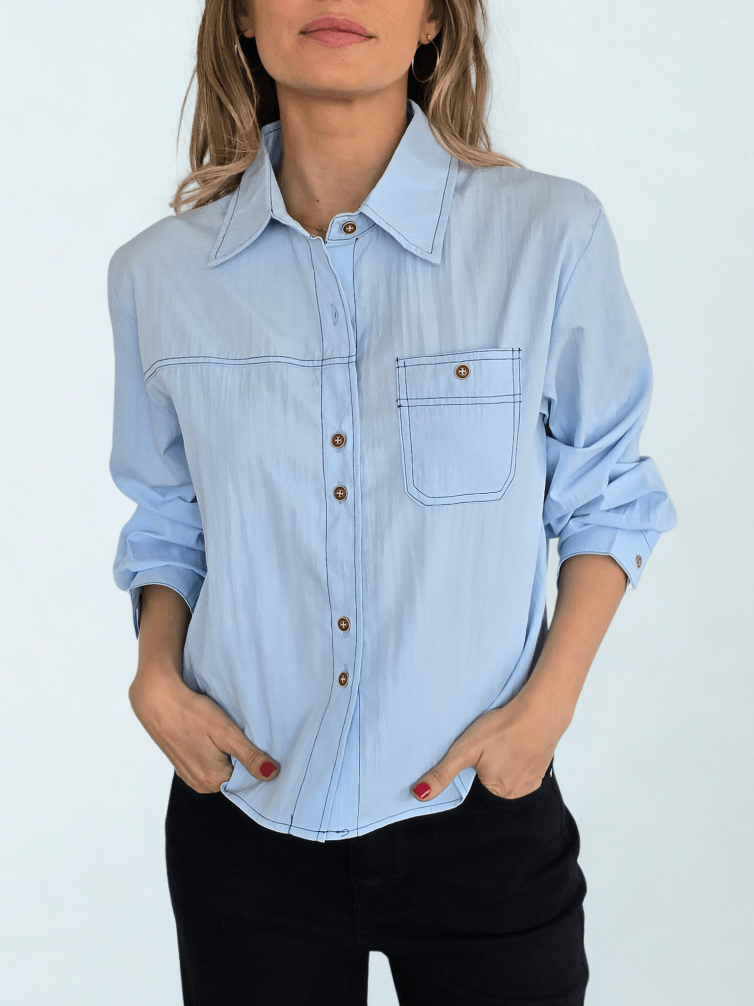 Blusa un bolsillo, color Celeste