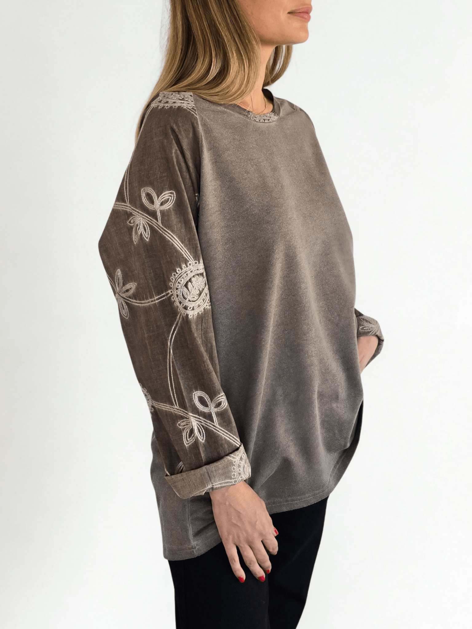 Polera con mangas bordadas, color Chocolate