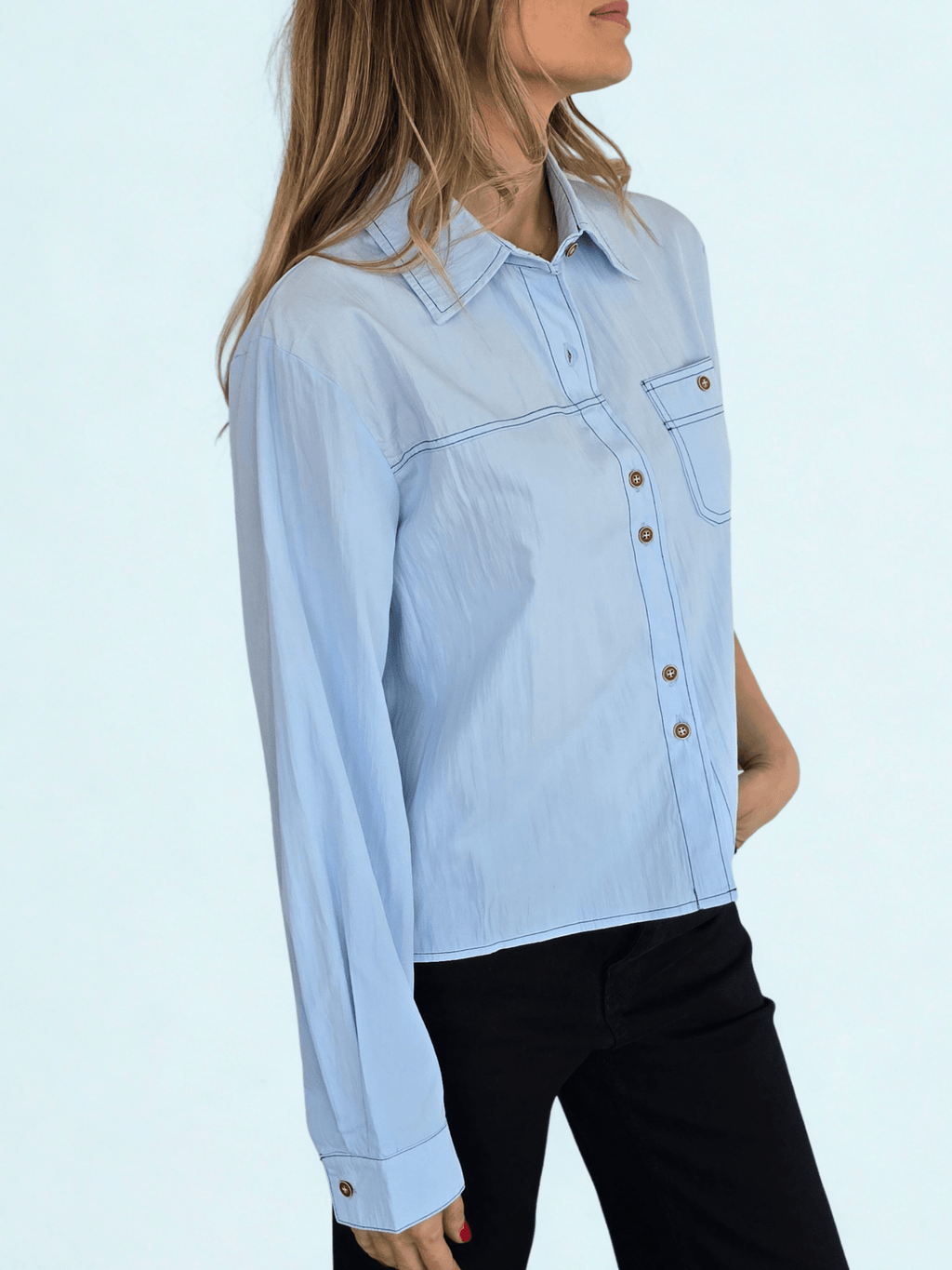 Blusa un bolsillo, color Celeste