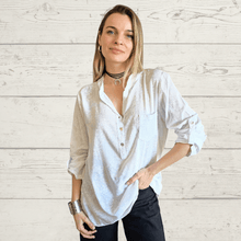 Cargar imagen en el visor de la galería, Blusa Italiana estampada flores, fondo Blanco con Blanco
