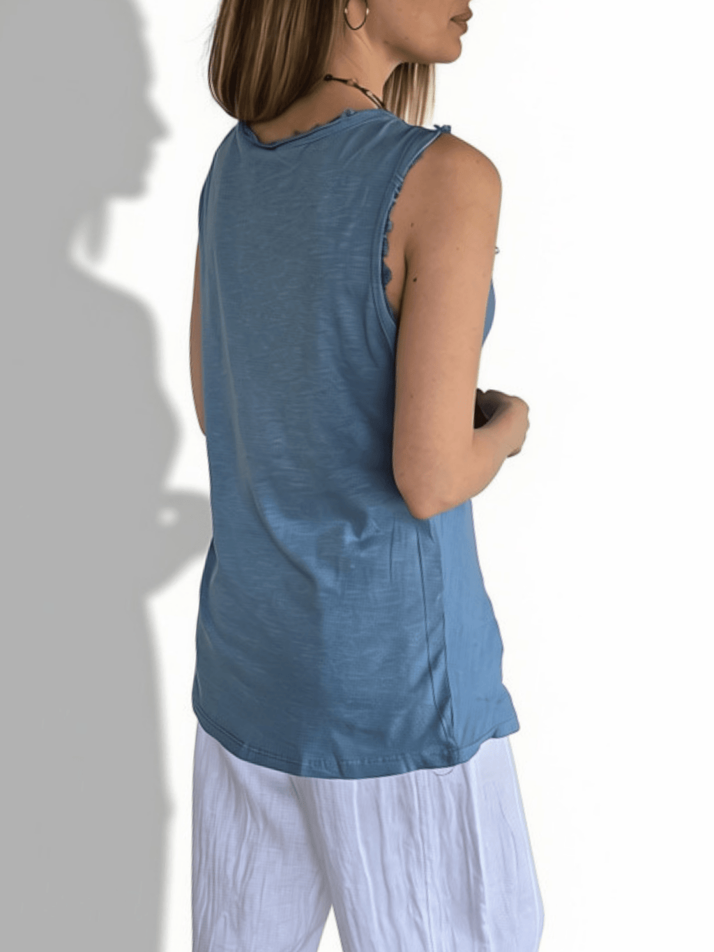 Blusa Italiana sin mangas desflecada, color Celeste