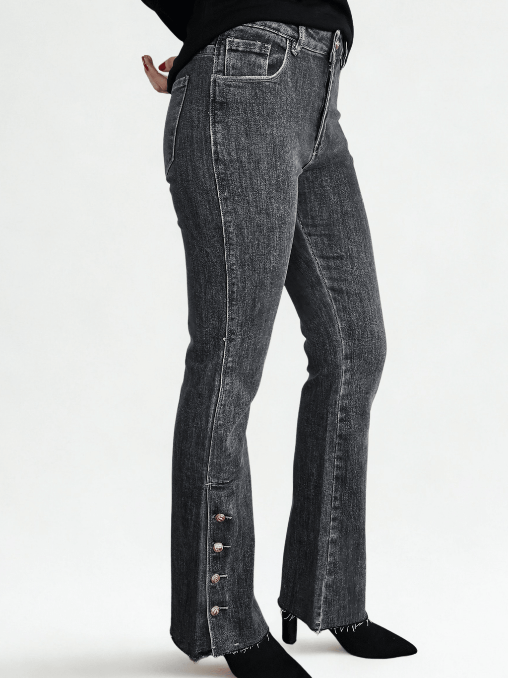 Pantalon Jeans con botones dorados, color negro jeans