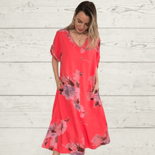 Cargar imagen en el visor de la galería, Vestido estampado escote en V, fondo Coral
