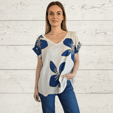 Cargar imagen en el visor de la galería, Blusa Italiana estampada escote en V, fondo Beige con Azul
