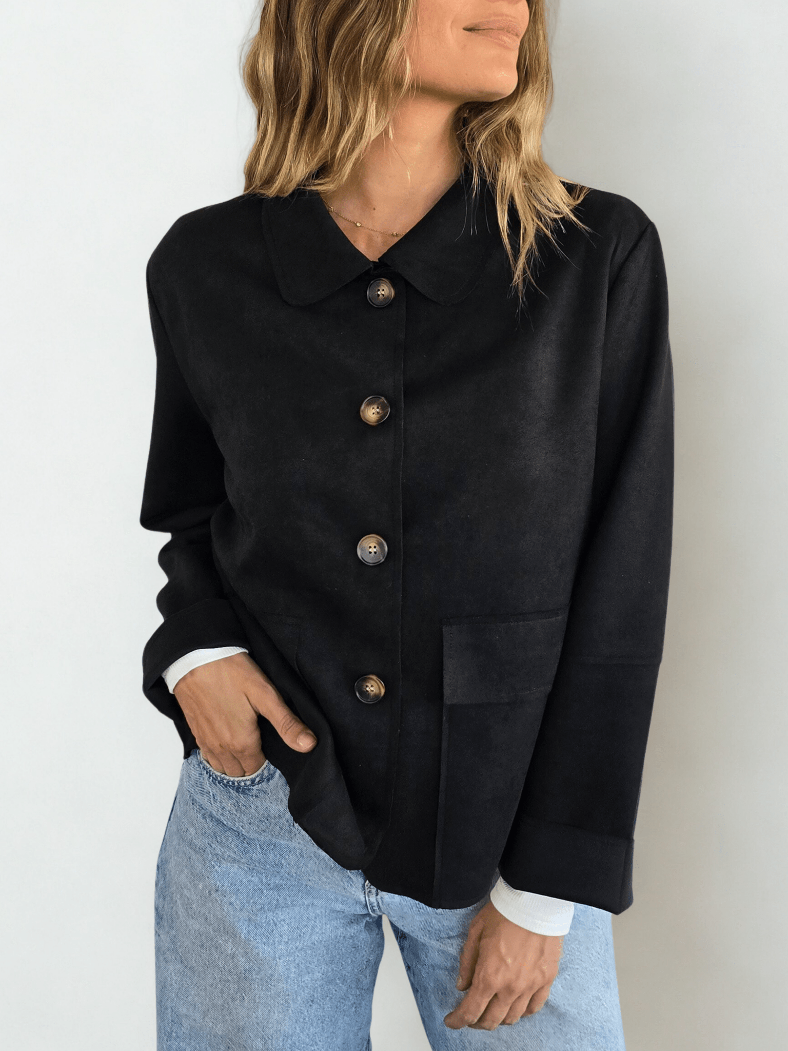 Chaqueta corta tipo Gamuza, color Negro