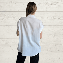 Cargar imagen en el visor de la galería, Blusa botón hombro, color Blanco
